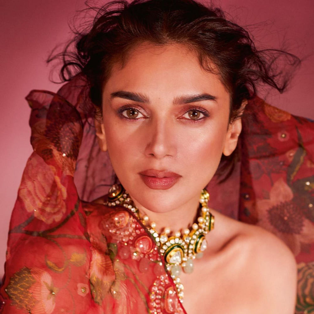 చెలియా సినిమాతో ప్రేక్షకులకు పరిచయం అయిన బ్యూటీ అదితిరావ్ హైదరి. మొదటి సినిమాతోనే ప్రేక్షకులను ఆకట్టుకుంది ఈ చిన్నది. అందం అభినయం తో ఆకట్టుకున్న ఈ బ్యూటీ సోషల్ మీడియాలో యాక్టీవ్ గా ఉండు ఫొటోస్ షేర్ చేస్తూ అందరిని ఆకట్టుకుంటుంది.తాజా ఫొటోస్ మరోసారి ఎట్ట్రాక్టీవ్ చేస్తున్నాయి.