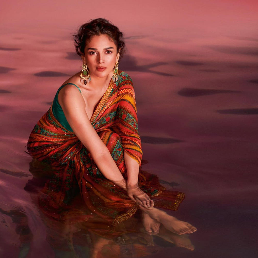 చెలియా సినిమాతో ప్రేక్షకులకు పరిచయం అయిన బ్యూటీ అదితిరావ్ హైదరి. మొదటి సినిమాతోనే ప్రేక్షకులను ఆకట్టుకుంది ఈ చిన్నది. అందం అభినయం తో ఆకట్టుకున్న ఈ బ్యూటీ సోషల్ మీడియాలో యాక్టీవ్ గా ఉండు ఫొటోస్ షేర్ చేస్తూ అందరిని ఆకట్టుకుంటుంది.తాజా ఫొటోస్ మరోసారి ఎట్ట్రాక్టీవ్ చేస్తున్నాయి.