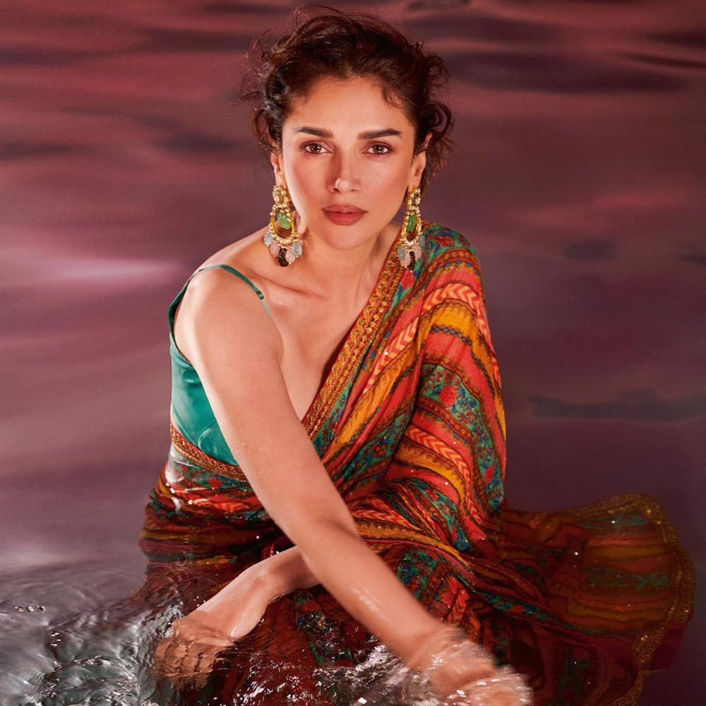 చెలియా సినిమాతో ప్రేక్షకులకు పరిచయం అయిన బ్యూటీ అదితిరావ్ హైదరి. మొదటి సినిమాతోనే ప్రేక్షకులను ఆకట్టుకుంది ఈ చిన్నది. అందం అభినయం తో ఆకట్టుకున్న ఈ బ్యూటీ సోషల్ మీడియాలో యాక్టీవ్ గా ఉండు ఫొటోస్ షేర్ చేస్తూ అందరిని ఆకట్టుకుంటుంది.తాజా ఫొటోస్ మరోసారి ఎట్ట్రాక్టీవ్ చేస్తున్నాయి.