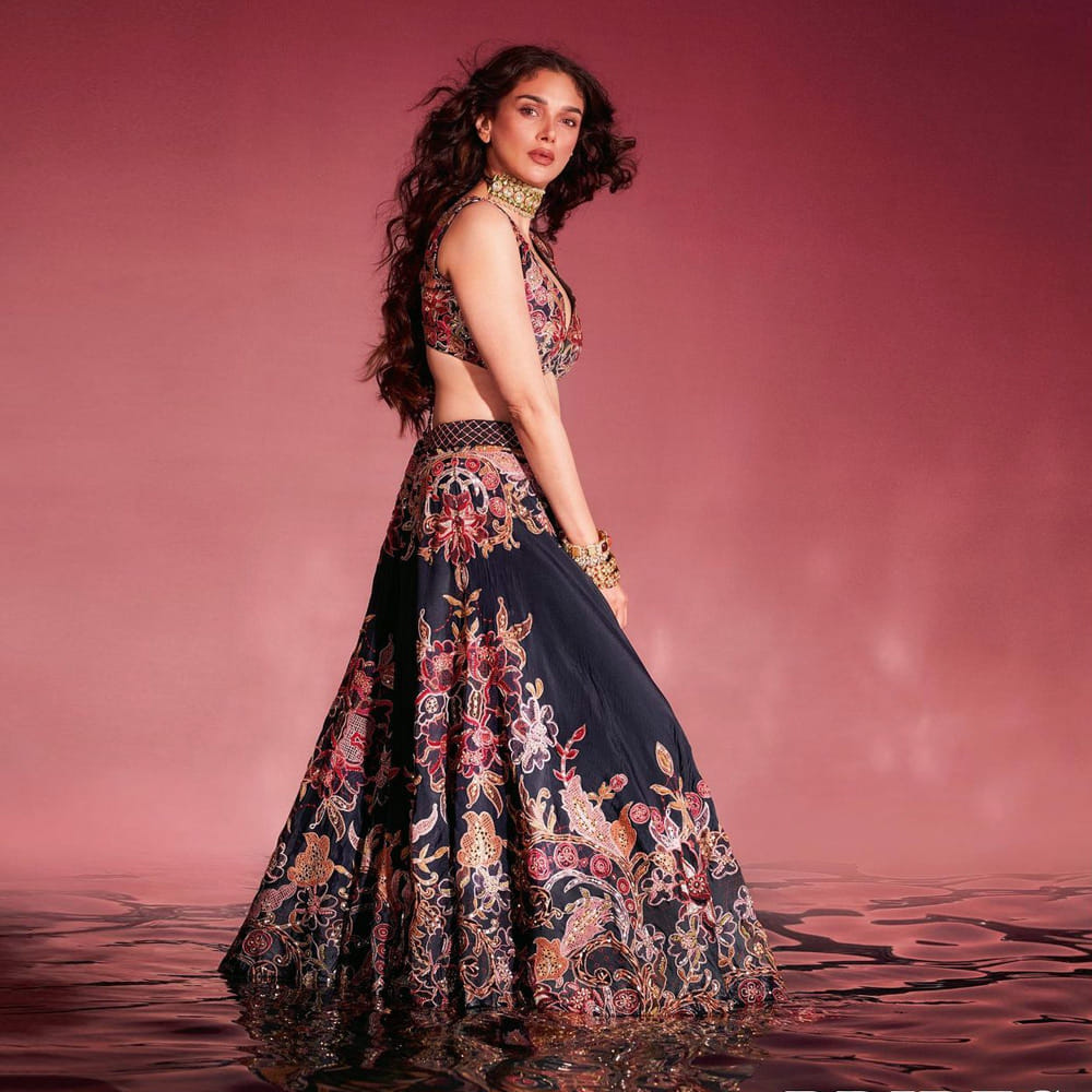 చెలియా సినిమాతో ప్రేక్షకులకు పరిచయం అయిన బ్యూటీ అదితిరావ్ హైదరి. మొదటి సినిమాతోనే ప్రేక్షకులను ఆకట్టుకుంది ఈ చిన్నది. అందం అభినయం తో ఆకట్టుకున్న ఈ బ్యూటీ సోషల్ మీడియాలో యాక్టీవ్ గా ఉండు ఫొటోస్ షేర్ చేస్తూ అందరిని ఆకట్టుకుంటుంది.తాజా ఫొటోస్ మరోసారి ఎట్ట్రాక్టీవ్ చేస్తున్నాయి.