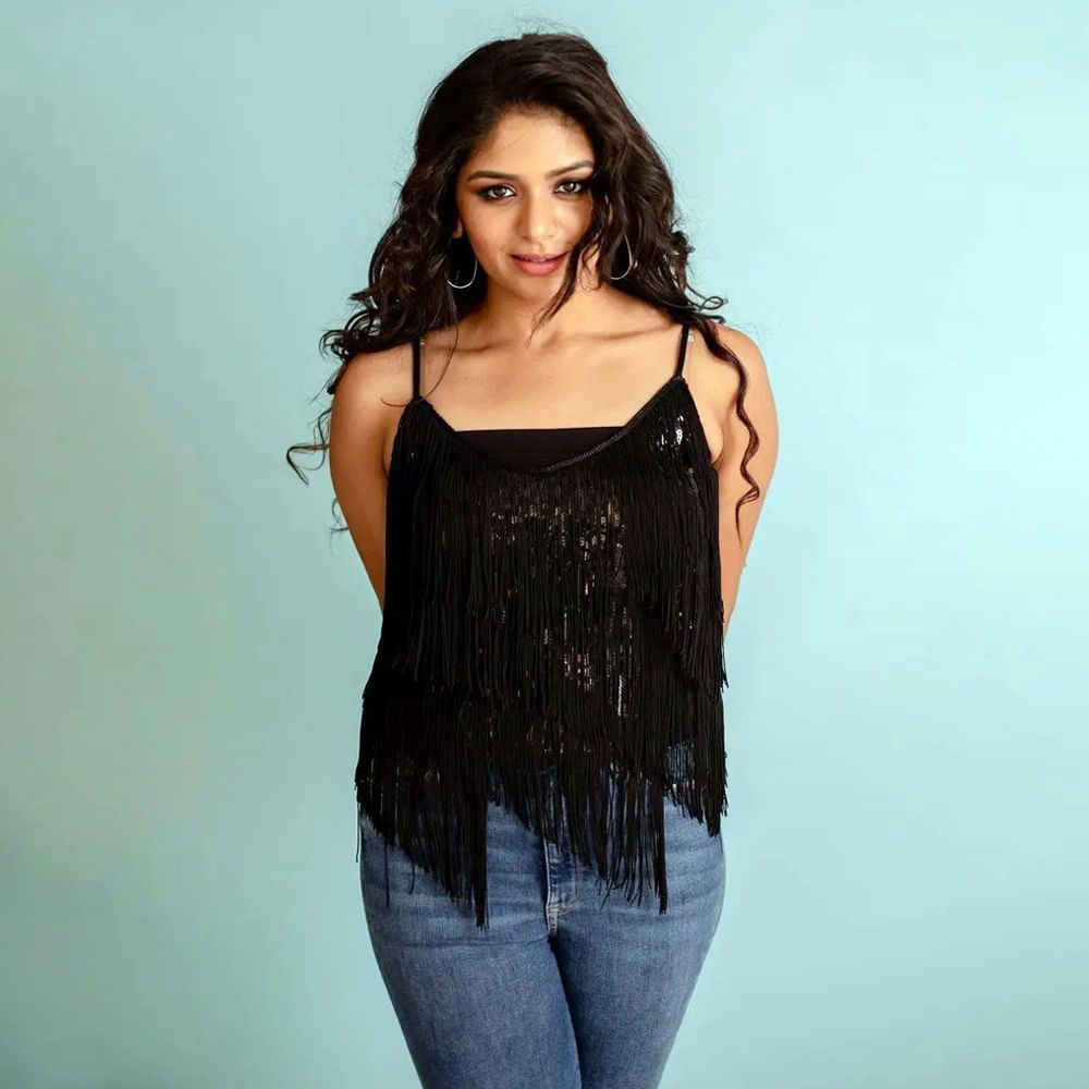 దర్శకుడు శంకర్ గురించి ప్రత్యేకంగా పరిచయాలు అవసరం లేదు. ఆయన వారసురాలు అదితి.. తాజాగా హీరోయిన్‌గా పరిచయం అయ్యారు.అమ్మాయి చాలా బాగుందంటూ శంకర్ ఫ్యాన్స్ మురిసిపోతున్నారు.హీరోయిన్ గా దూసుకుపోతున్న ఈ అమ్మడు సోషల్ మీడియాలో యాక్టీవ్ గా ఉంటూ ఫొటోస్ తో ఫ్యాన్స్ కు దగ్గరగా ఉంటుంది. తాజా ఫోటోషూట్ పై ఓ లుక్కేయండి.