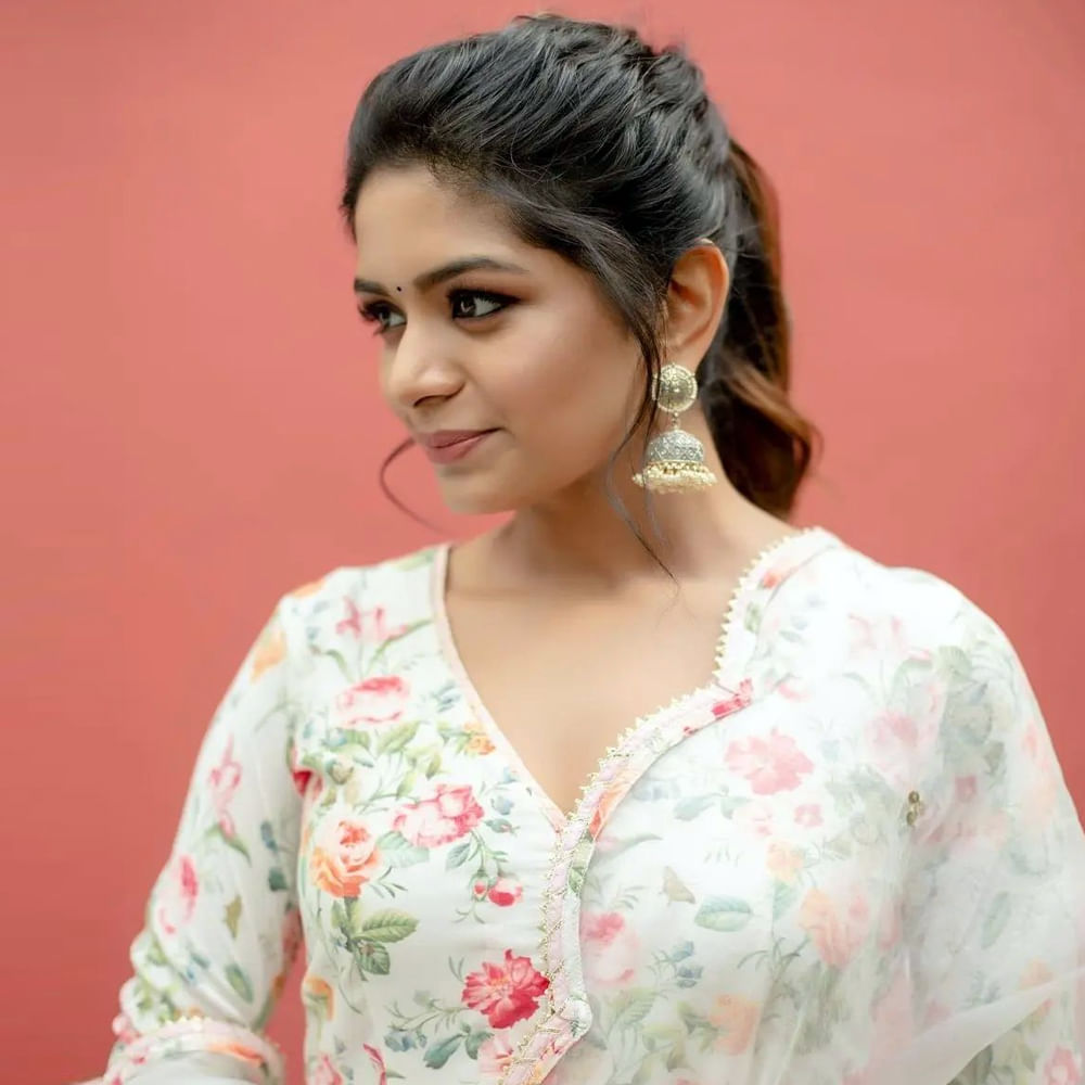 దర్శకుడు శంకర్ గురించి ప్రత్యేకంగా పరిచయాలు అవసరం లేదు. ఆయన వారసురాలు అదితి.. తాజాగా హీరోయిన్‌గా పరిచయం అయ్యారు.అమ్మాయి చాలా బాగుందంటూ శంకర్ ఫ్యాన్స్ మురిసిపోతున్నారు.హీరోయిన్ గా దూసుకుపోతున్న ఈ అమ్మడు సోషల్ మీడియాలో యాక్టీవ్ గా ఉంటూ ఫొటోస్ తో ఫ్యాన్స్ కు దగ్గరగా ఉంటుంది. తాజా ఫోటోషూట్ పై ఓ లుక్కేయండి.