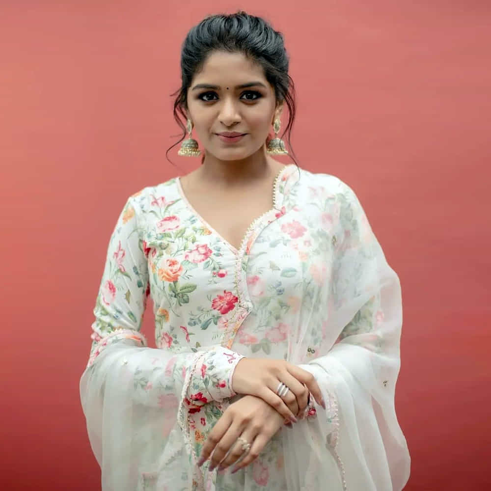 దర్శకుడు శంకర్ గురించి ప్రత్యేకంగా పరిచయాలు అవసరం లేదు. ఆయన వారసురాలు అదితి.. తాజాగా హీరోయిన్‌గా పరిచయం అయ్యారు.అమ్మాయి చాలా బాగుందంటూ శంకర్ ఫ్యాన్స్ మురిసిపోతున్నారు.హీరోయిన్ గా దూసుకుపోతున్న ఈ అమ్మడు సోషల్ మీడియాలో యాక్టీవ్ గా ఉంటూ ఫొటోస్ తో ఫ్యాన్స్ కు దగ్గరగా ఉంటుంది. తాజా ఫోటోషూట్ పై ఓ లుక్కేయండి.