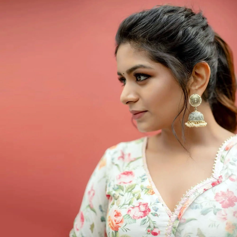 దర్శకుడు శంకర్ గురించి ప్రత్యేకంగా పరిచయాలు అవసరం లేదు. ఆయన వారసురాలు అదితి.. తాజాగా హీరోయిన్‌గా పరిచయం అయ్యారు.అమ్మాయి చాలా బాగుందంటూ శంకర్ ఫ్యాన్స్ మురిసిపోతున్నారు.హీరోయిన్ గా దూసుకుపోతున్న ఈ అమ్మడు సోషల్ మీడియాలో యాక్టీవ్ గా ఉంటూ ఫొటోస్ తో ఫ్యాన్స్ కు దగ్గరగా ఉంటుంది. తాజా ఫోటోషూట్ పై ఓ లుక్కేయండి.