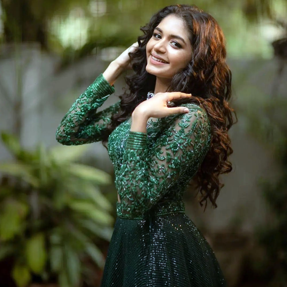 దర్శకుడు శంకర్ గురించి ప్రత్యేకంగా పరిచయాలు అవసరం లేదు. ఆయన వారసురాలు అదితి.. తాజాగా హీరోయిన్‌గా పరిచయం అయ్యారు.అమ్మాయి చాలా బాగుందంటూ శంకర్ ఫ్యాన్స్ మురిసిపోతున్నారు.హీరోయిన్ గా దూసుకుపోతున్న ఈ అమ్మడు సోషల్ మీడియాలో యాక్టీవ్ గా ఉంటూ ఫొటోస్ తో ఫ్యాన్స్ కు దగ్గరగా ఉంటుంది. తాజా ఫోటోషూట్ పై ఓ లుక్కేయండి.