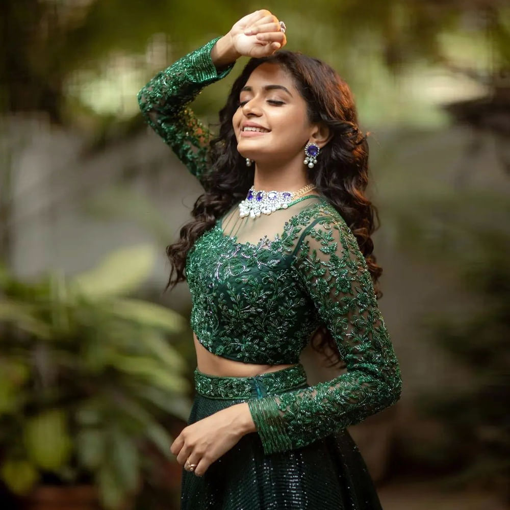 దర్శకుడు శంకర్ గురించి ప్రత్యేకంగా పరిచయాలు అవసరం లేదు. ఆయన వారసురాలు అదితి.. తాజాగా హీరోయిన్‌గా పరిచయం అయ్యారు.అమ్మాయి చాలా బాగుందంటూ శంకర్ ఫ్యాన్స్ మురిసిపోతున్నారు.హీరోయిన్ గా దూసుకుపోతున్న ఈ అమ్మడు సోషల్ మీడియాలో యాక్టీవ్ గా ఉంటూ ఫొటోస్ తో ఫ్యాన్స్ కు దగ్గరగా ఉంటుంది. తాజా ఫోటోషూట్ పై ఓ లుక్కేయండి.