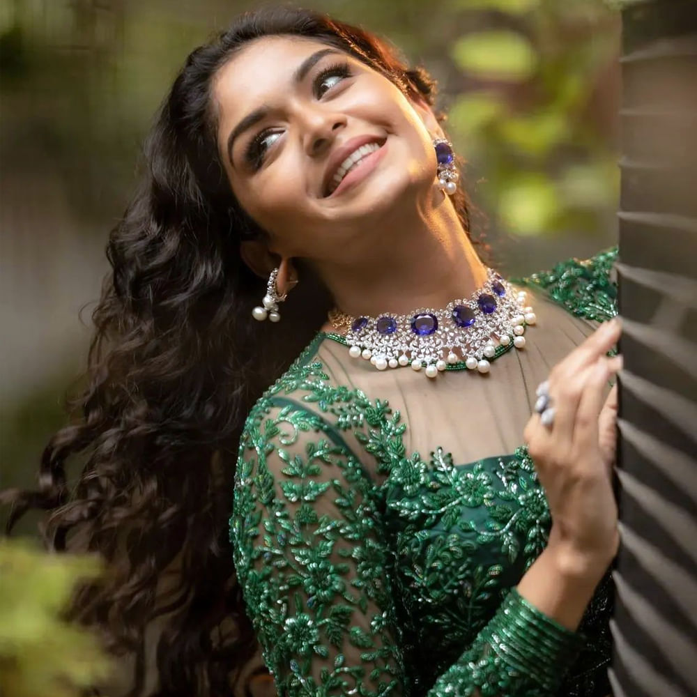 దర్శకుడు శంకర్ గురించి ప్రత్యేకంగా పరిచయాలు అవసరం లేదు. ఆయన వారసురాలు అదితి.. తాజాగా హీరోయిన్‌గా పరిచయం అయ్యారు.అమ్మాయి చాలా బాగుందంటూ శంకర్ ఫ్యాన్స్ మురిసిపోతున్నారు.హీరోయిన్ గా దూసుకుపోతున్న ఈ అమ్మడు సోషల్ మీడియాలో యాక్టీవ్ గా ఉంటూ ఫొటోస్ తో ఫ్యాన్స్ కు దగ్గరగా ఉంటుంది. తాజా ఫోటోషూట్ పై ఓ లుక్కేయండి.