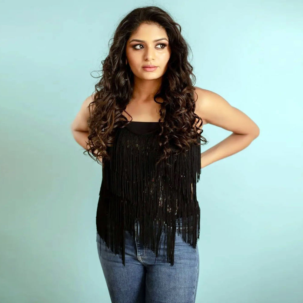 దర్శకుడు శంకర్ గురించి ప్రత్యేకంగా పరిచయాలు అవసరం లేదు. ఆయన వారసురాలు అదితి.. తాజాగా హీరోయిన్‌గా పరిచయం అయ్యారు.అమ్మాయి చాలా బాగుందంటూ శంకర్ ఫ్యాన్స్ మురిసిపోతున్నారు.హీరోయిన్ గా దూసుకుపోతున్న ఈ అమ్మడు సోషల్ మీడియాలో యాక్టీవ్ గా ఉంటూ ఫొటోస్ తో ఫ్యాన్స్ కు దగ్గరగా ఉంటుంది. తాజా ఫోటోషూట్ పై ఓ లుక్కేయండి.