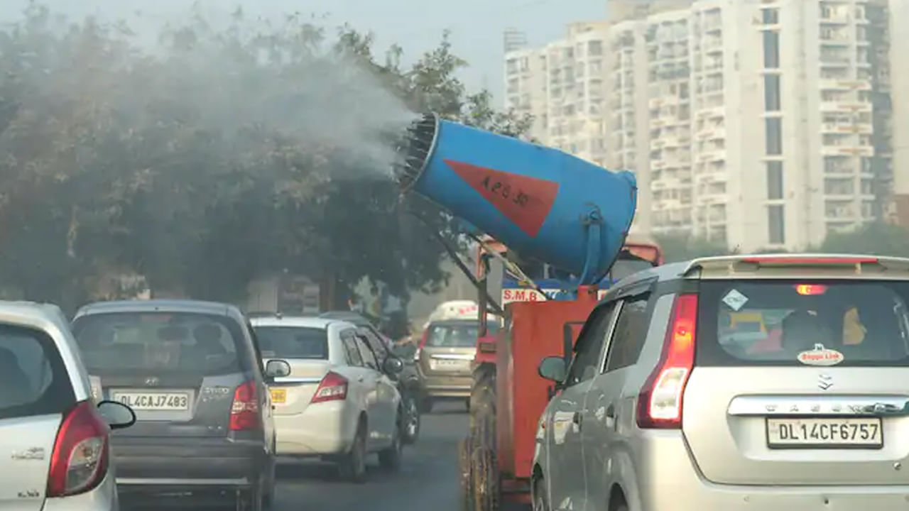 Air pollution: ఢిల్లీలో ప్రమాదకర స్టేజ్‌లో వాయు కాలుష్యం.. రెడ్ అలెర్ట్ జారీ.. BS-3 పెట్రోల్‌, BS-4 డీజిల్‌ కార్లపై నిషేధం