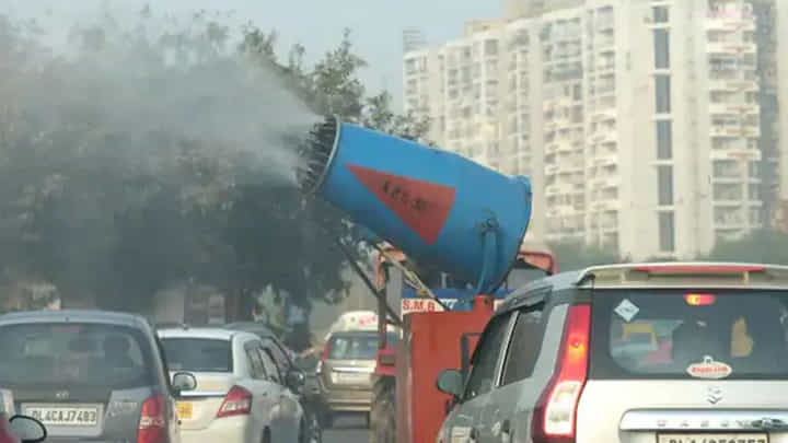 Air pollution: ఢిల్లీలో ప్రమాదకరస్థాయిలో వాయు కాలుష్యం Air pollution: ఢిల్లీలో ప్రమాదకరస్థాయిలో వాయు కాలుష్యం