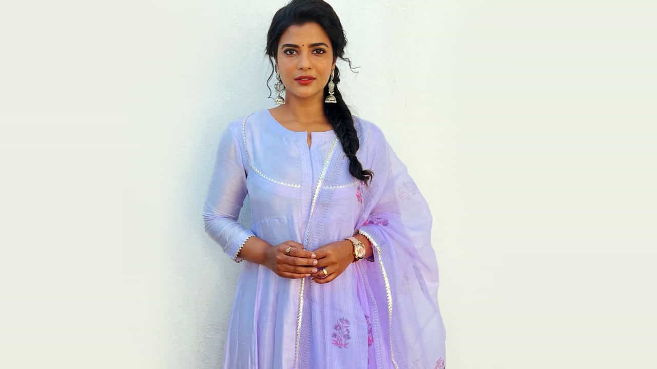 కౌశల్య కృష్ణ మూర్తి సినిమాతో హీరోయిన్ గా తెలుగు ప్రేక్షకులకు పరిచయం అయ్యింది అందాల భామ ఐశ్వర్య రాజేష్. ఆ తర్వాత వరుసగా ఈ అమ్మడికి తెలుగులో అవకాశాలు వచ్చాయి.ఇప్పుడు ఓటిటి కూడా తన సత్తా చూపుతూనే సోషల్ మీడియాలో ఫొటోస్ తో కుర్రకారుకు దగ్గరవుతుంది. తాజా ఫొటోస్ ట్రెండీగా ఎట్రాక్ట్ చేస్తున్నాయి