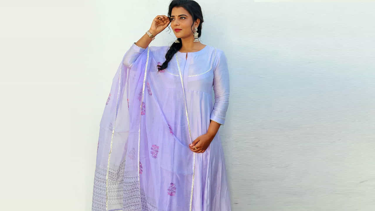 కౌశల్య కృష్ణ మూర్తి సినిమాతో హీరోయిన్ గా తెలుగు ప్రేక్షకులకు పరిచయం అయ్యింది అందాల భామ ఐశ్వర్య రాజేష్. ఆ తర్వాత వరుసగా ఈ అమ్మడికి తెలుగులో అవకాశాలు వచ్చాయి.ఇప్పుడు ఓటిటి కూడా తన సత్తా చూపుతూనే సోషల్ మీడియాలో ఫొటోస్ తో కుర్రకారుకు దగ్గరవుతుంది. తాజా ఫొటోస్ ట్రెండీగా ఎట్రాక్ట్ చేస్తున్నాయి