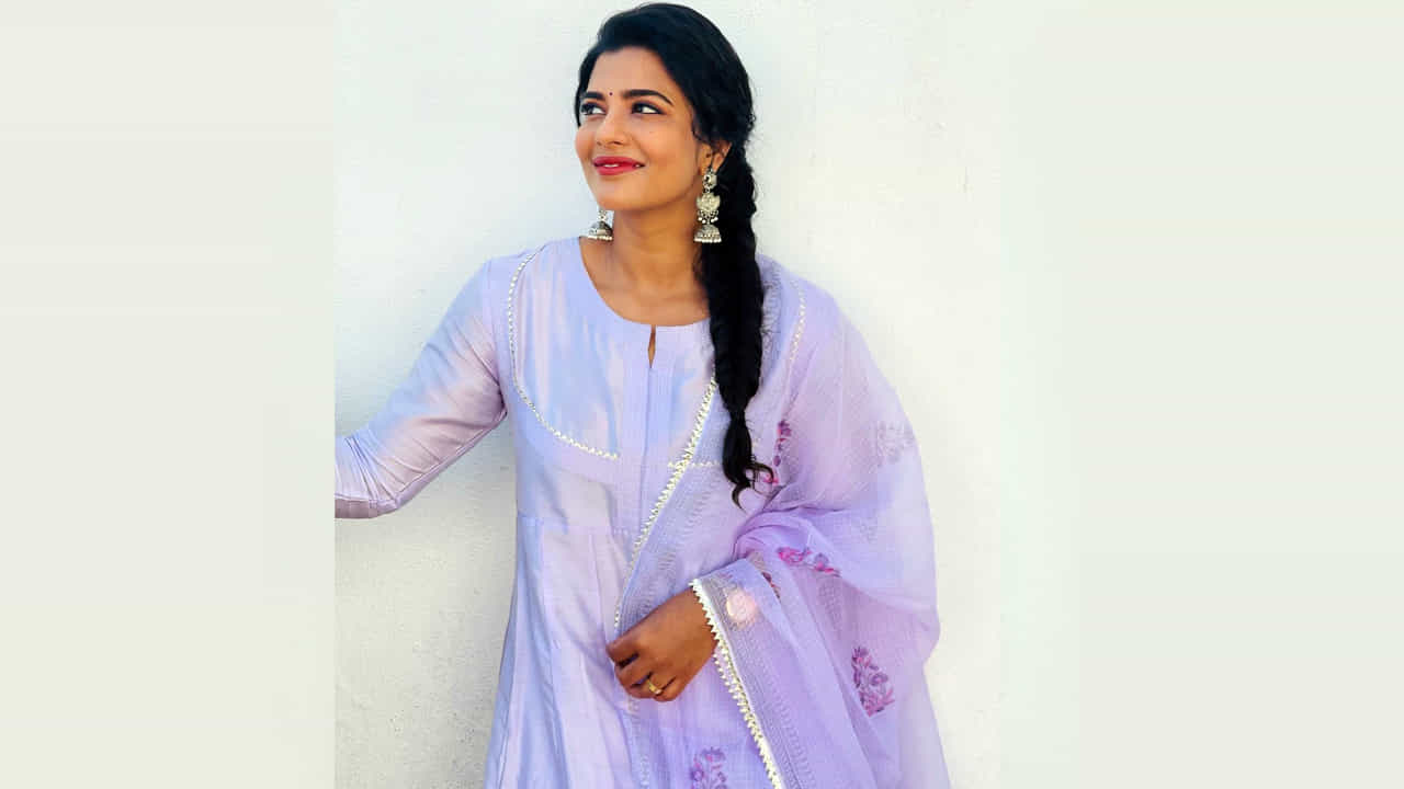 కౌశల్య కృష్ణ మూర్తి సినిమాతో హీరోయిన్ గా తెలుగు ప్రేక్షకులకు పరిచయం అయ్యింది అందాల భామ ఐశ్వర్య రాజేష్. ఆ తర్వాత వరుసగా ఈ అమ్మడికి తెలుగులో అవకాశాలు వచ్చాయి.ఇప్పుడు ఓటిటి కూడా తన సత్తా చూపుతూనే సోషల్ మీడియాలో ఫొటోస్ తో కుర్రకారుకు దగ్గరవుతుంది. తాజా ఫొటోస్ ట్రెండీగా ఎట్రాక్ట్ చేస్తున్నాయి