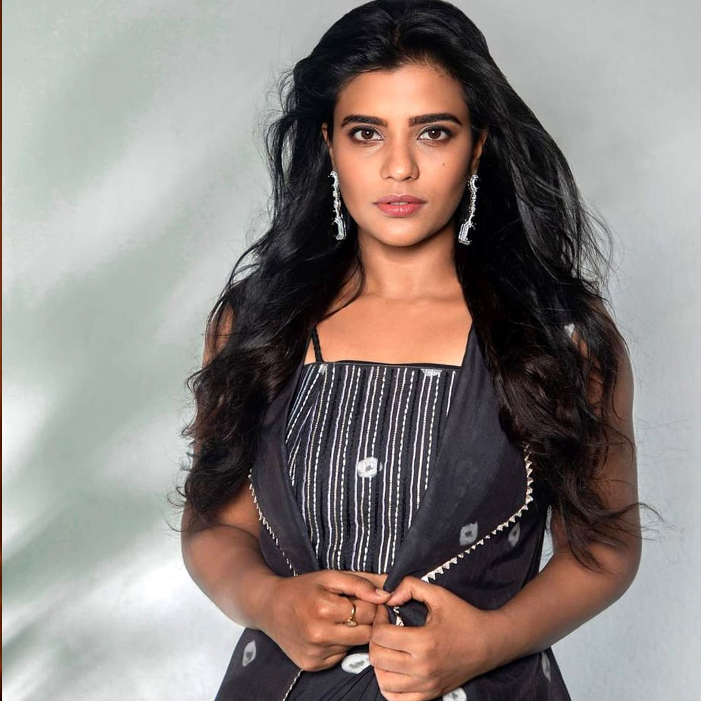 చిన్న తనం నుంచి ఐశ్వర్య చాలా కష్టాలు ఎదుర్కొంది. ఆమె తండ్రి రాజేష్ కూడా నటుడే.. చిన్నతనంలోనే అనారోగ్య సమస్యలతో అయన మరణించడంతో కుటుంబ భారమంతా ఐశ్వర్య రాజేష్ పై పడింది.