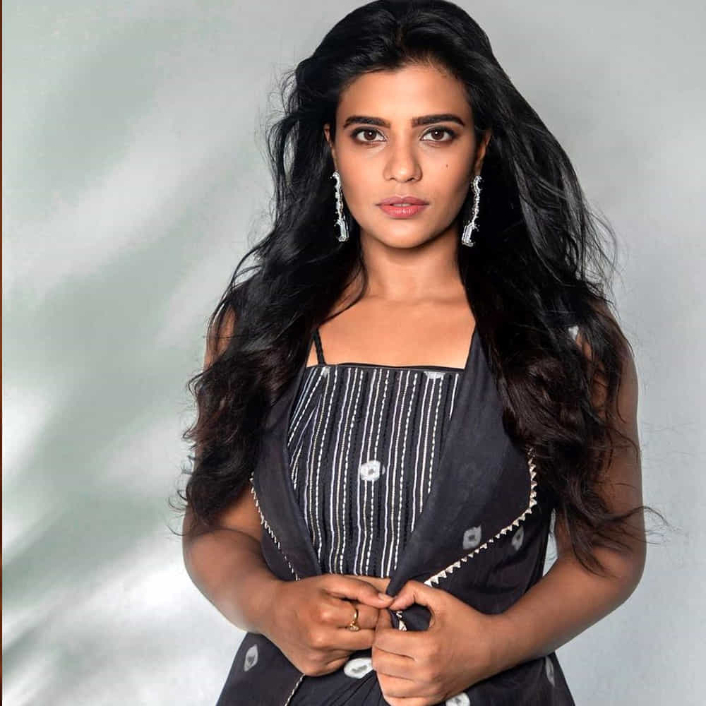 చిన్న తనం నుంచి ఐశ్వర్య చాలా కష్టాలు ఎదుర్కొంది. ఆమె తండ్రి రాజేష్ కూడా నటుడే.. చిన్నతనంలోనే అనారోగ్య సమస్యలతో అయన మరణించడంతో కుటుంబ భారమంతా ఐశ్వర్య రాజేష్ పై పడింది.