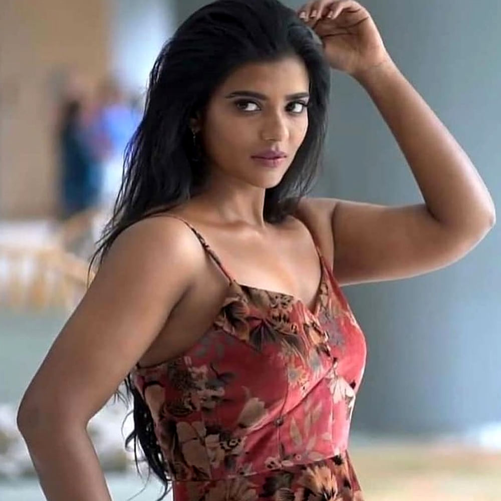 తెలుగమ్మాయి అయినప్పటికీ తమిళ ఇండస్ట్రీలో హీరోయిన్ గా ఎంట్రీ ఇచ్చి పేరుతెచ్చుకుంది. తరువాత తెలుగులోనూ హీరోయిన్ గా నటించింది. కౌశల్య కృష్ణమూర్తి అనే సినిమాతో తెలుగులోకి అడుగు పెట్టింది.