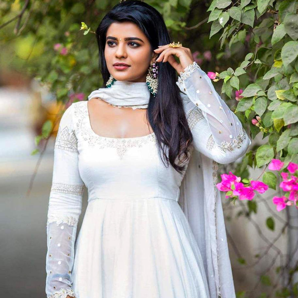 ఆ తరువాత వరల్డ్ ఫేమస్, టక్ జగదీష్ సినిమాలతో అలరించింది ఈ భామ. ఇక ఇప్పుడు వరుస సినిమాలతో ఫుల్ బిజీగా గడుపుతోంది.