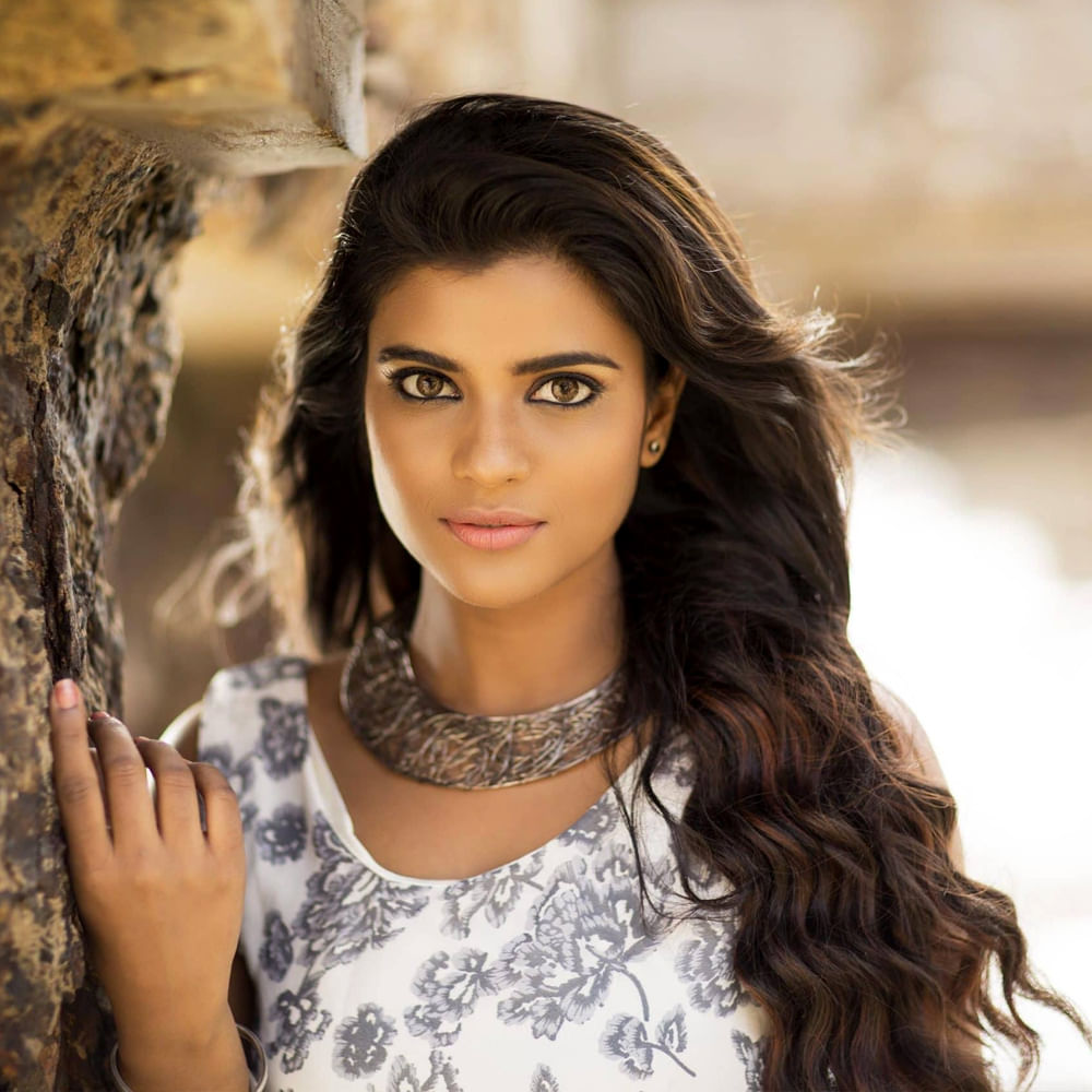 మొన్నామధ్య ఐశ్వర్య మాట్లాడుతూ.. జీవితంలో ఎన్నో కష్టాలు ఎదుర్కొన్నా.. నా ఎనిమిదేళ్ల వయసులోనే తండ్రిని కోల్పోయా ని ఎమోషనల్ అయ్యింది.