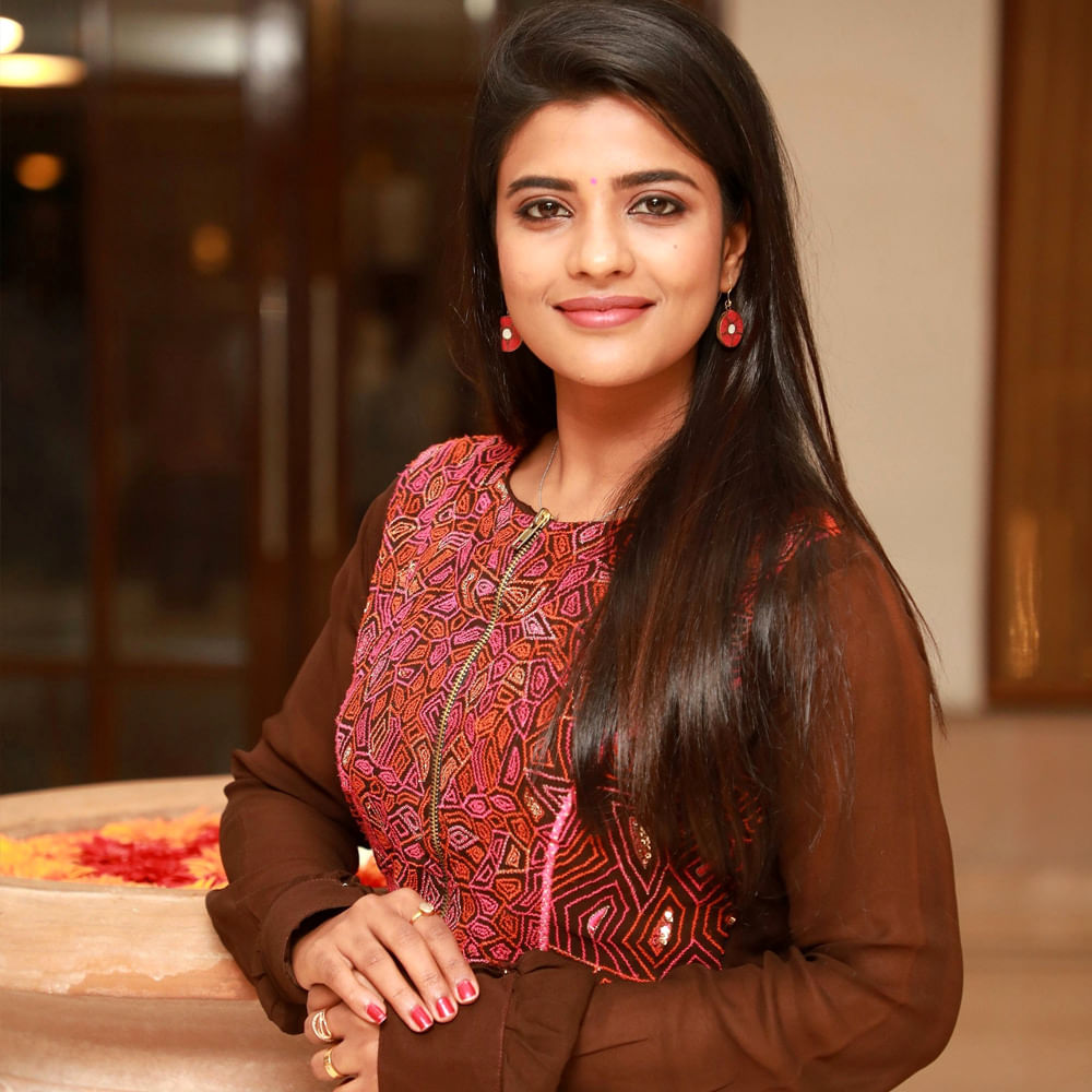 ఊహ తెలిసిన వెంటనే తండ్రిని కోల్పోయా.. ఆ తర్వాత అన్నయ్యలు రోడ్డు ప్రమాదంలో దుర్మరణం చెందారు అని చెప్పుకొచ్చింది. జీవితం తనకు చాలా పాఠాలు నేర్పిందని.. సినిమాల్లోకి వచ్చిన తర్వాత.. రాక ముందుకూడా తన చాలా ఎదురుదెబ్బలు తగిలాయని అంది ఐశ్వర్య రాజేష్.