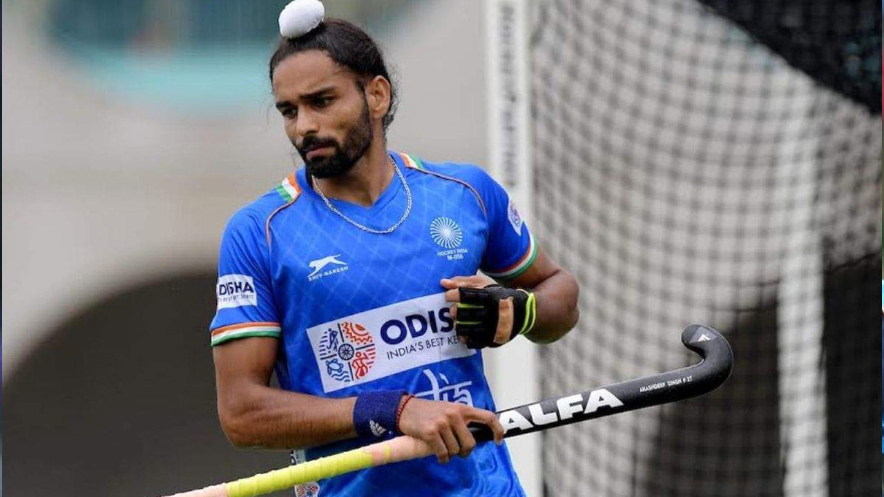 1.  గోల్ మెషిన్ ఆకాష్‌దీప్ సింగ్: భారత జట్టు స్టార్ ప్లేయర్ ఆకాశ్‌దీప్ సింగ్ 2012లో అరంగేట్రం చేశాడు. ఆకాష్ అనుభవజ్ఞుడైన ఆటగాడు. అతను 200కు పైగా మ్యాచ్‌లు ఆడాడు. ఆకాష్ 80కి పైగా గోల్స్ చేశాడు. ఆకాశ్‌దీప్‌ ఈ ఏడాది మూడో ప్రపంచకప్‌ ఆడనున్నాడు. 