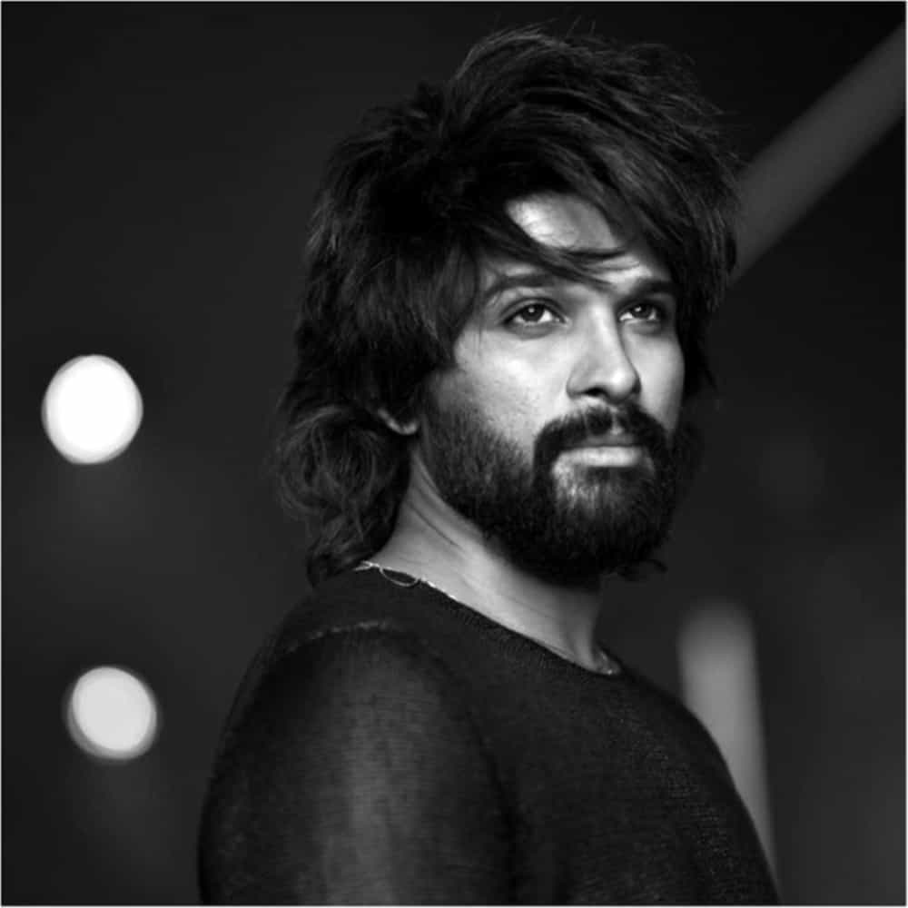 ఇందుకు సంబంధించిన ఫోటోలను అల్లు అర్జున్ తన ఇన్స్టాగ్రామ్ ద్వారా అభిమానులతో పంచుకున్నాడు. గోల్డెన్ వీసా పొందుతున్న ఫోటోను షేర్ చేసిన అల్లు అర్జున్.. దానిపై సంతోషం వ్యక్తం చేశాడు.