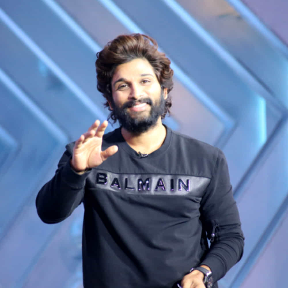ఈ క్రమంలోనే యూఏఈ అధికారులకు కృతజ్ఞతలు తెలిపాడు అల్లు అర్జున్. గోల్డెన్ వీసా పొందినందుకు అర్జున్కు పలువురు అభినందనలు తెలిపారు.