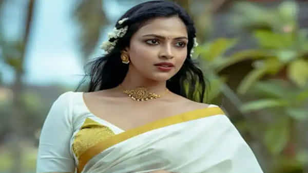 Amala Paul: అమలాపాల్కు చేదు అనుభవం.. గుడిలోకి వెళ్లేందుకు నిరాకరణ.. కారణం అదే..