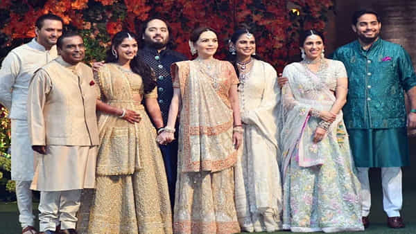 కొడుకు నిశ్చితార్థ వేడుకలో కుటుంబంతో కలిసి డ్యాన్స్ చేసిన అంబానీ..! అద్భుతమైన వీడియో వైరల్..