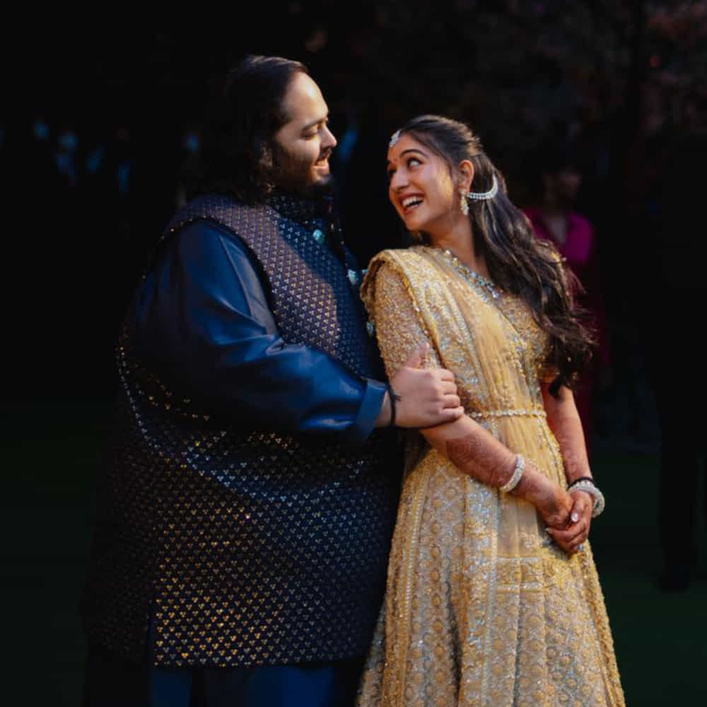 అంబానీల ఇంట పెళ్లి సందడి మొదలైంది. రిలయన్స్ ఇండస్ట్రీస్ అధినేత ముకేశ్ అంబానీ, నీతా అంబానీల తనయుడు అనంత్ అంబానీకి విరెన్ మర్చంట్, శైల దంపతుల కుమార్తె రాధికా మర్చంట్ నిశ్చితార్థం గురువారం అంగరంగ వైభవంగా జరిగింది. కుటుంబ సభ్యుల సమక్షంలో అనంత్, రాధిక ఉంగరాలు మార్చుకున్నారు. పెద్దల ఆశీర్వాదం తీసుకున్నారు. మరికొన్ని నెలల్లో వీరి వివాహం జరగనుంది.