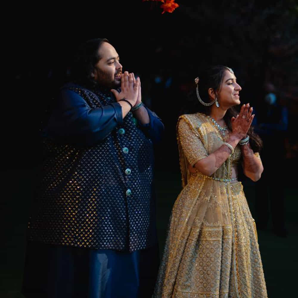 అంబానీల ఇంట పెళ్లి సందడి మొదలైంది. రిలయన్స్ ఇండస్ట్రీస్ అధినేత ముకేశ్ అంబానీ, నీతా అంబానీల తనయుడు అనంత్ అంబానీకి విరెన్ మర్చంట్, శైల దంపతుల కుమార్తె రాధికా మర్చంట్ నిశ్చితార్థం గురువారం అంగరంగ వైభవంగా జరిగింది. కుటుంబ సభ్యుల సమక్షంలో అనంత్, రాధిక ఉంగరాలు మార్చుకున్నారు. పెద్దల ఆశీర్వాదం తీసుకున్నారు. మరికొన్ని నెలల్లో వీరి వివాహం జరగనుంది.