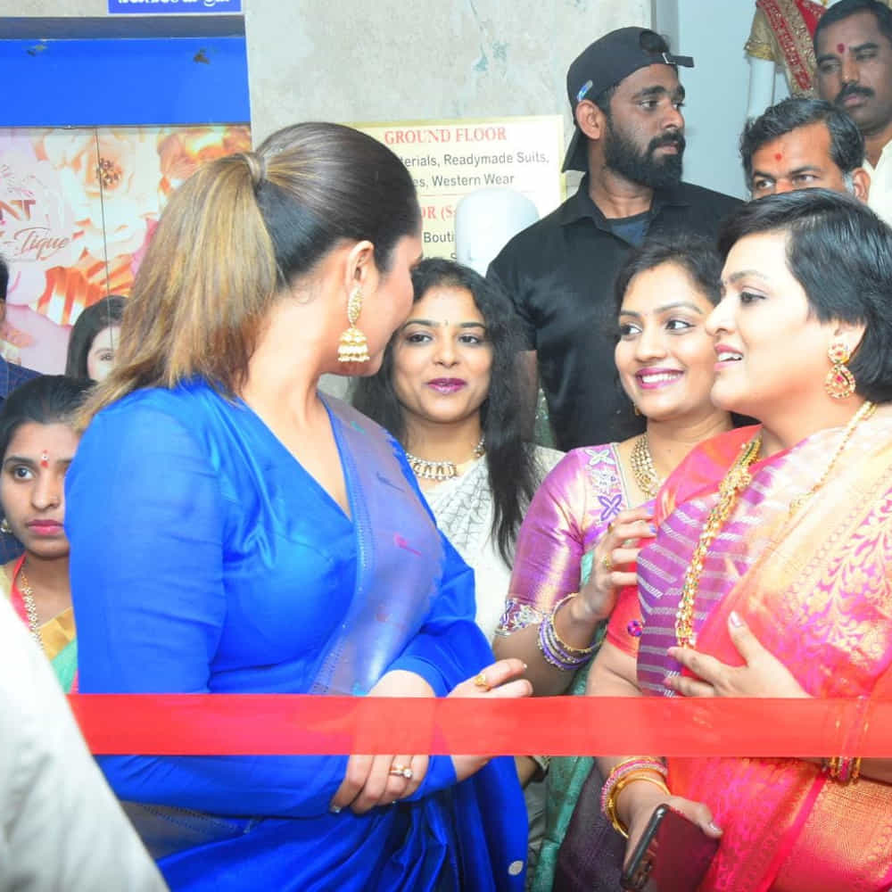 జబర్దస్త్ కామెడీ షో ద్వారా తెలుగువారికి బాగా దగ్గరైన యాంకర్ అనసూయ నిజామాబాద్‌లో సందడి చేసింది. వరుస సినిమా ఆఫర్లతో బిజీ ఆర్టిస్ట్‌గా మారిన తర్వాత ఆమె ఓ సెలబ్రిటీగా మారిపోయారు. ఓ పట్టు చీరల షోరూంను ప్రారంభించారు.