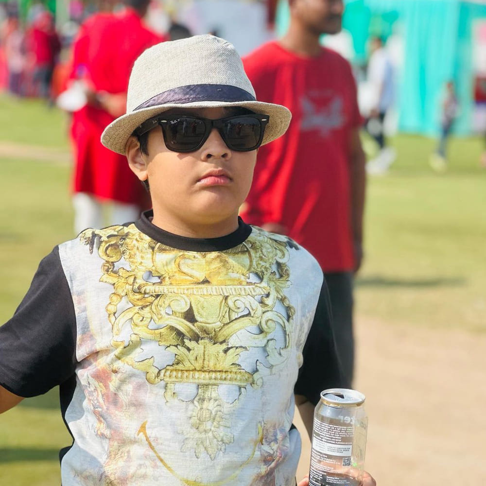 అనసూయ భరద్వాజ్.. ఈ ముద్దుగుమ్మ తెలియని తెలుగు ప్రేక్షకులు ఉండరేమో.. బుల్లితెర పై పలు టీవీ షోలతో బాగా పాపులర్ అయ్యింది ఈబ్యూటీ. అందం.. అభినయం ఉన్న ఈ చిన్నది బుల్లితెర పైనే కాదు.. వెండితెరపైనా సత్తాచాటుతూ దూసుకుపోతుంది. కేవలం యాంకరింగ్‌‌‌తోనే కాదు క్యారెక్టర్ ఆర్టిస్ట్‌గాను రాణిస్తుంది ఈ రంగమ్మత్త.
