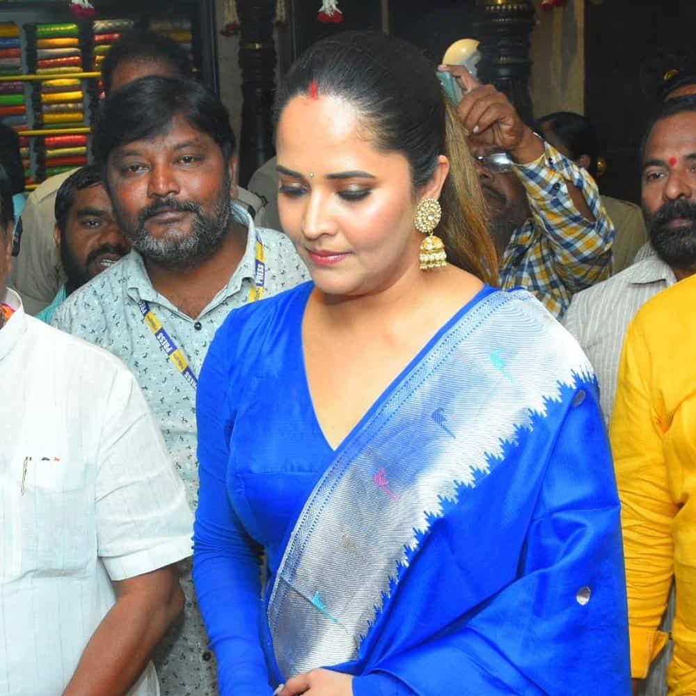 జబర్దస్త్ కామెడీ షో ద్వారా తెలుగువారికి బాగా దగ్గరైన యాంకర్ అనసూయ నిజామాబాద్‌లో సందడి చేసింది. వరుస సినిమా ఆఫర్లతో బిజీ ఆర్టిస్ట్‌గా మారిన తర్వాత ఆమె ఓ సెలబ్రిటీగా మారిపోయారు. ఓ పట్టు చీరల షోరూంను ప్రారంభించారు.