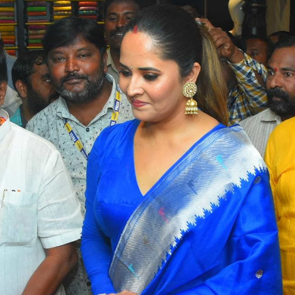 జబర్దస్త్ కామెడీ షో ద్వారా తెలుగువారికి బాగా దగ్గరైన యాంకర్ అనసూయ నిజామాబాద్‌లో సందడి చేసింది. వరుస సినిమా ఆఫర్లతో బిజీ ఆర్టిస్ట్‌గా మారిన తర్వాత ఆమె ఓ సెలబ్రిటీగా మారిపోయారు. ఓ పట్టు చీరల షోరూంను ప్రారంభించారు.