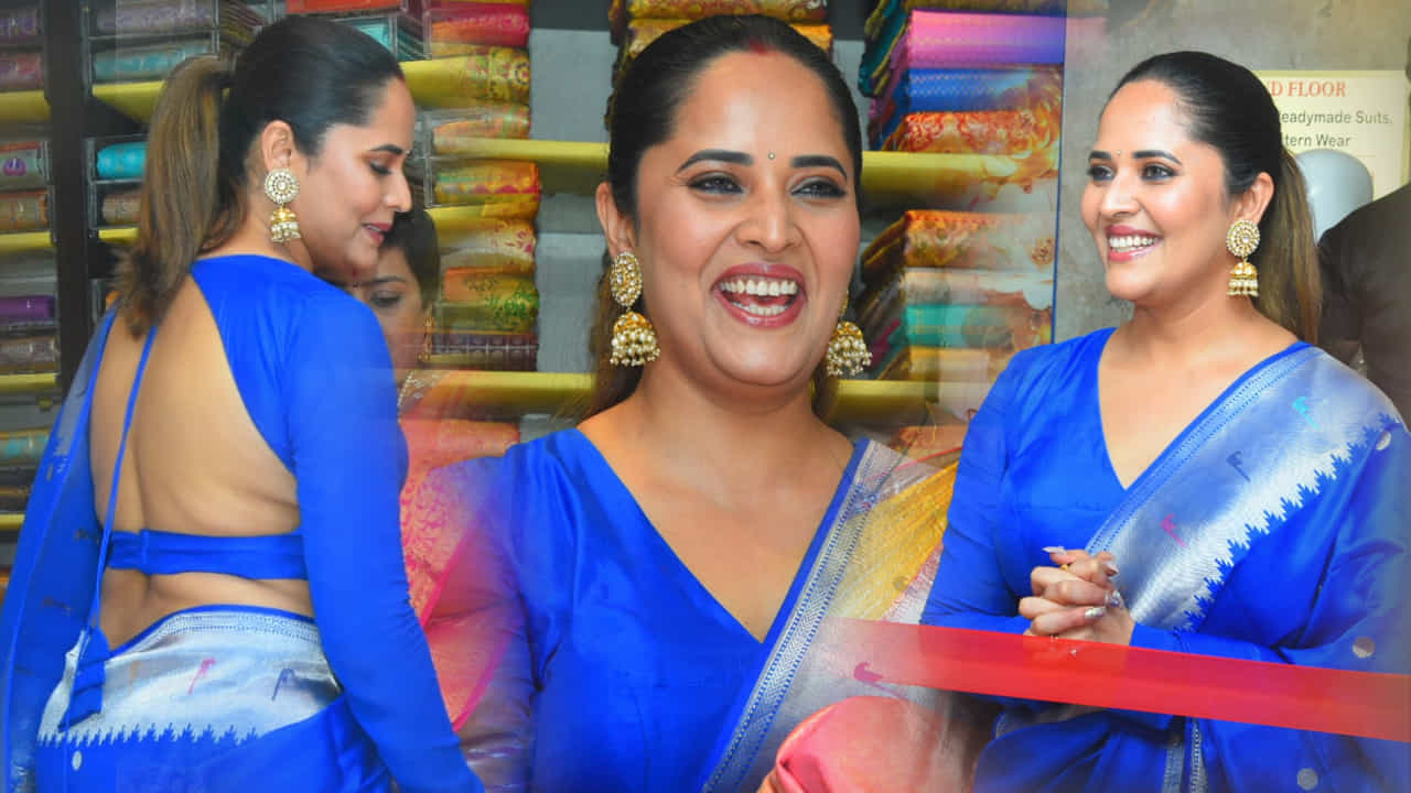 జబర్దస్త్ కామెడీ షో ద్వారా తెలుగువారికి బాగా దగ్గరైన యాంకర్ అనసూయ నిజామాబాద్‌లో సందడి చేసింది. వరుస సినిమా ఆఫర్లతో బిజీ ఆర్టిస్ట్‌గా మారిన తర్వాత ఆమె ఓ సెలబ్రిటీగా మారిపోయారు. ఓ పట్టు చీరల షోరూంను ప్రారంభించారు.