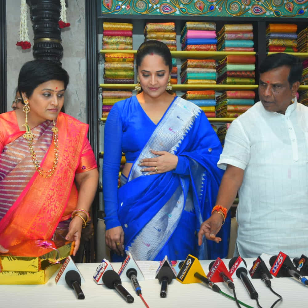 జబర్దస్త్ కామెడీ షో ద్వారా తెలుగువారికి బాగా దగ్గరైన యాంకర్ అనసూయ నిజామాబాద్‌లో సందడి చేసింది. వరుస సినిమా ఆఫర్లతో బిజీ ఆర్టిస్ట్‌గా మారిన తర్వాత ఆమె ఓ సెలబ్రిటీగా మారిపోయారు. ఓ పట్టు చీరల షోరూంను ప్రారంభించారు.