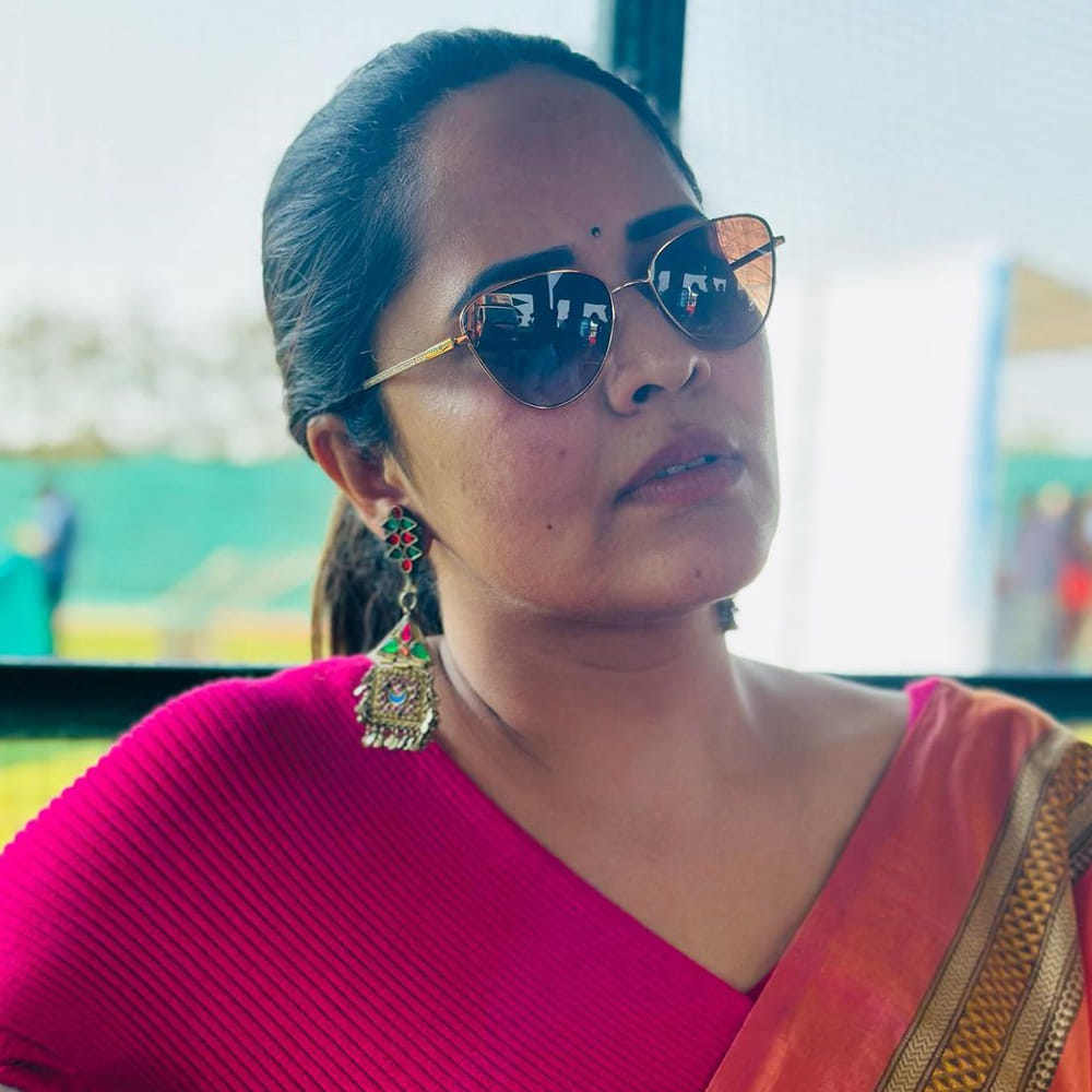 అనసూయ భరద్వాజ్.. ఈ ముద్దుగుమ్మ తెలియని తెలుగు ప్రేక్షకులు ఉండరేమో.. బుల్లితెర పై పలు టీవీ షోలతో బాగా పాపులర్ అయ్యింది ఈబ్యూటీ. అందం.. అభినయం ఉన్న ఈ చిన్నది బుల్లితెర పైనే కాదు.. వెండితెరపైనా సత్తాచాటుతూ దూసుకుపోతుంది. కేవలం యాంకరింగ్‌‌‌తోనే కాదు క్యారెక్టర్ ఆర్టిస్ట్‌గాను రాణిస్తుంది ఈ రంగమ్మత్త.
