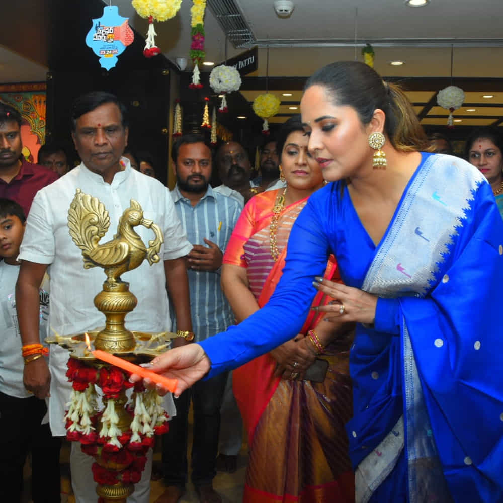 జబర్దస్త్ కామెడీ షో ద్వారా తెలుగువారికి బాగా దగ్గరైన యాంకర్ అనసూయ నిజామాబాద్‌లో సందడి చేసింది. వరుస సినిమా ఆఫర్లతో బిజీ ఆర్టిస్ట్‌గా మారిన తర్వాత ఆమె ఓ సెలబ్రిటీగా మారిపోయారు. ఓ పట్టు చీరల షోరూంను ప్రారంభించారు.