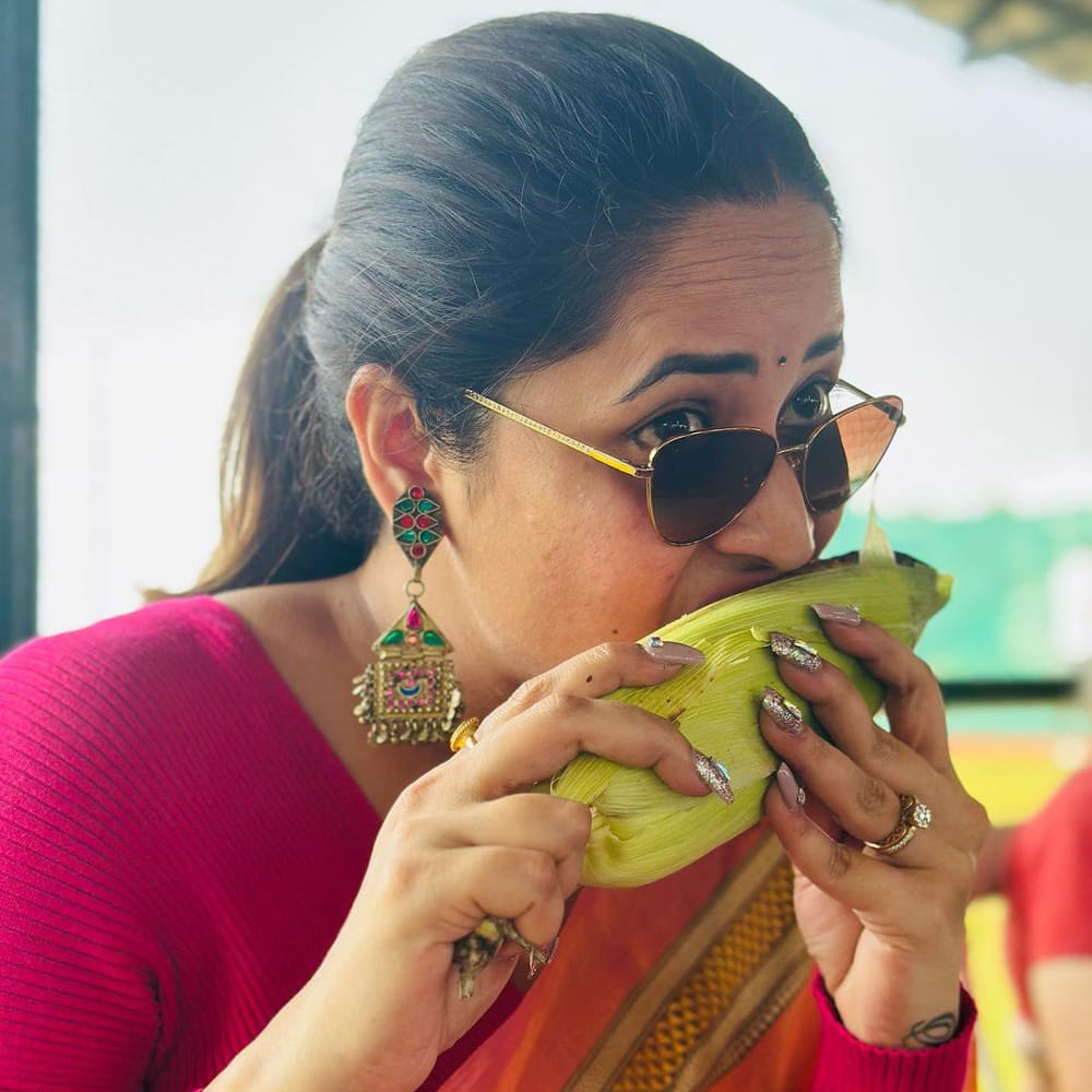 అనసూయ భరద్వాజ్.. ఈ ముద్దుగుమ్మ తెలియని తెలుగు ప్రేక్షకులు ఉండరేమో.. బుల్లితెర పై పలు టీవీ షోలతో బాగా పాపులర్ అయ్యింది ఈబ్యూటీ. అందం.. అభినయం ఉన్న ఈ చిన్నది బుల్లితెర పైనే కాదు.. వెండితెరపైనా సత్తాచాటుతూ దూసుకుపోతుంది. కేవలం యాంకరింగ్‌‌‌తోనే కాదు క్యారెక్టర్ ఆర్టిస్ట్‌గాను రాణిస్తుంది ఈ రంగమ్మత్త.
