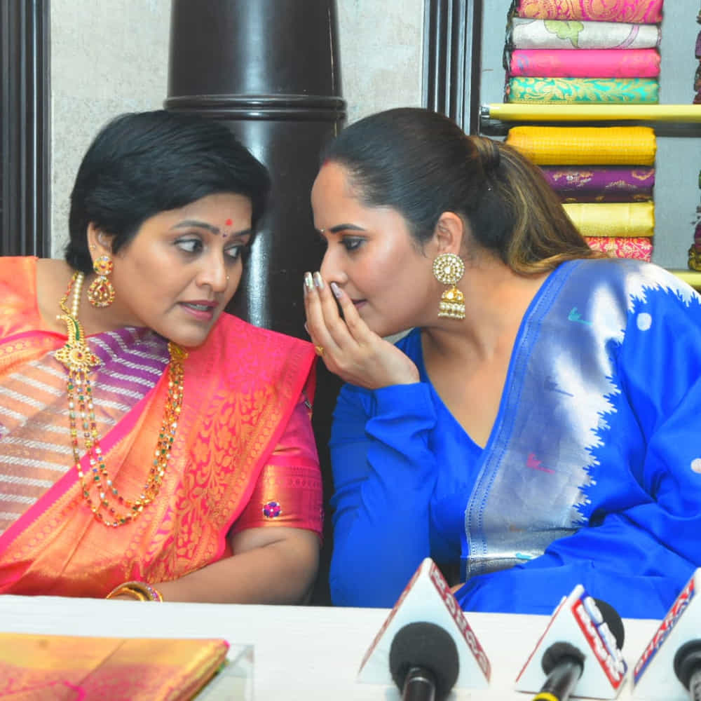 జబర్దస్త్ కామెడీ షో ద్వారా తెలుగువారికి బాగా దగ్గరైన యాంకర్ అనసూయ నిజామాబాద్‌లో సందడి చేసింది. వరుస సినిమా ఆఫర్లతో బిజీ ఆర్టిస్ట్‌గా మారిన తర్వాత ఆమె ఓ సెలబ్రిటీగా మారిపోయారు. ఓ పట్టు చీరల షోరూంను ప్రారంభించారు.