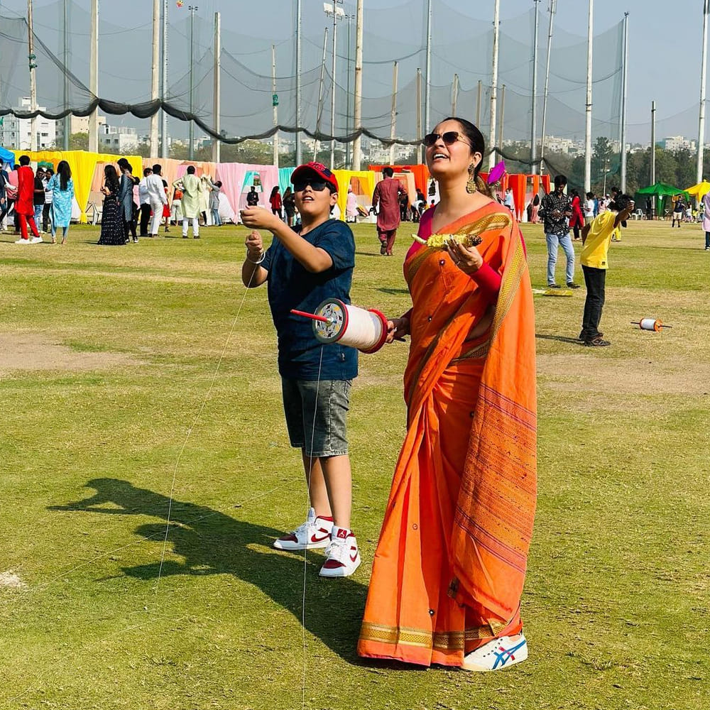 అనసూయ భరద్వాజ్.. ఈ ముద్దుగుమ్మ తెలియని తెలుగు ప్రేక్షకులు ఉండరేమో.. బుల్లితెర పై పలు టీవీ షోలతో బాగా పాపులర్ అయ్యింది ఈబ్యూటీ. అందం.. అభినయం ఉన్న ఈ చిన్నది బుల్లితెర పైనే కాదు.. వెండితెరపైనా సత్తాచాటుతూ దూసుకుపోతుంది. కేవలం యాంకరింగ్‌‌‌తోనే కాదు క్యారెక్టర్ ఆర్టిస్ట్‌గాను రాణిస్తుంది ఈ రంగమ్మత్త.
