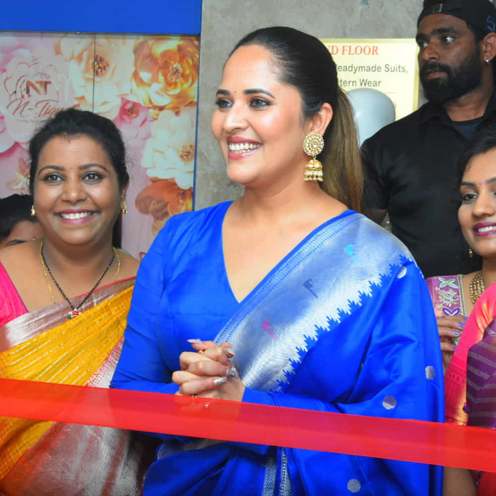 జబర్దస్త్ కామెడీ షో ద్వారా తెలుగువారికి బాగా దగ్గరైన యాంకర్ అనసూయ నిజామాబాద్‌లో సందడి చేసింది. వరుస సినిమా ఆఫర్లతో బిజీ ఆర్టిస్ట్‌గా మారిన తర్వాత ఆమె ఓ సెలబ్రిటీగా మారిపోయారు. ఓ పట్టు చీరల షోరూంను ప్రారంభించారు.