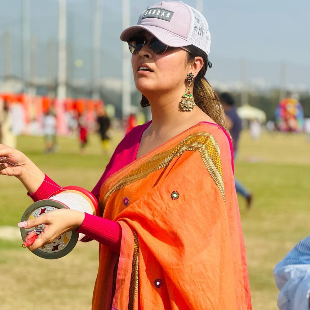 అనసూయ భరద్వాజ్.. ఈ ముద్దుగుమ్మ తెలియని తెలుగు ప్రేక్షకులు ఉండరేమో.. బుల్లితెర పై పలు టీవీ షోలతో బాగా పాపులర్ అయ్యింది ఈబ్యూటీ. అందం.. అభినయం ఉన్న ఈ చిన్నది బుల్లితెర పైనే కాదు.. వెండితెరపైనా సత్తాచాటుతూ దూసుకుపోతుంది. కేవలం యాంకరింగ్‌‌‌తోనే కాదు క్యారెక్టర్ ఆర్టిస్ట్‌గాను రాణిస్తుంది ఈ రంగమ్మత్త.
