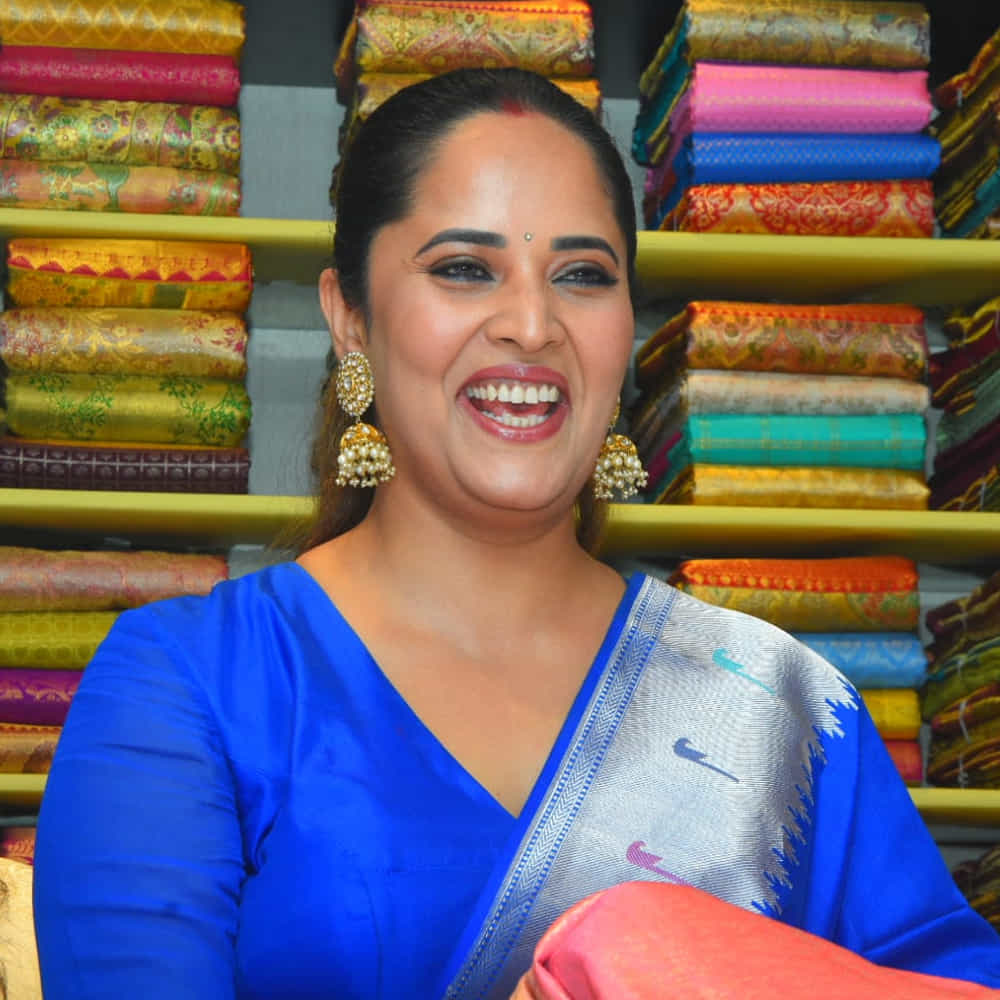 జబర్దస్త్ కామెడీ షో ద్వారా తెలుగువారికి బాగా దగ్గరైన యాంకర్ అనసూయ నిజామాబాద్‌లో సందడి చేసింది. వరుస సినిమా ఆఫర్లతో బిజీ ఆర్టిస్ట్‌గా మారిన తర్వాత ఆమె ఓ సెలబ్రిటీగా మారిపోయారు. ఓ పట్టు చీరల షోరూంను ప్రారంభించారు.