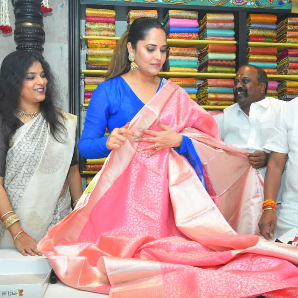జబర్దస్త్ కామెడీ షో ద్వారా తెలుగువారికి బాగా దగ్గరైన యాంకర్ అనసూయ నిజామాబాద్‌లో సందడి చేసింది. వరుస సినిమా ఆఫర్లతో బిజీ ఆర్టిస్ట్‌గా మారిన తర్వాత ఆమె ఓ సెలబ్రిటీగా మారిపోయారు. ఓ పట్టు చీరల షోరూంను ప్రారంభించారు.