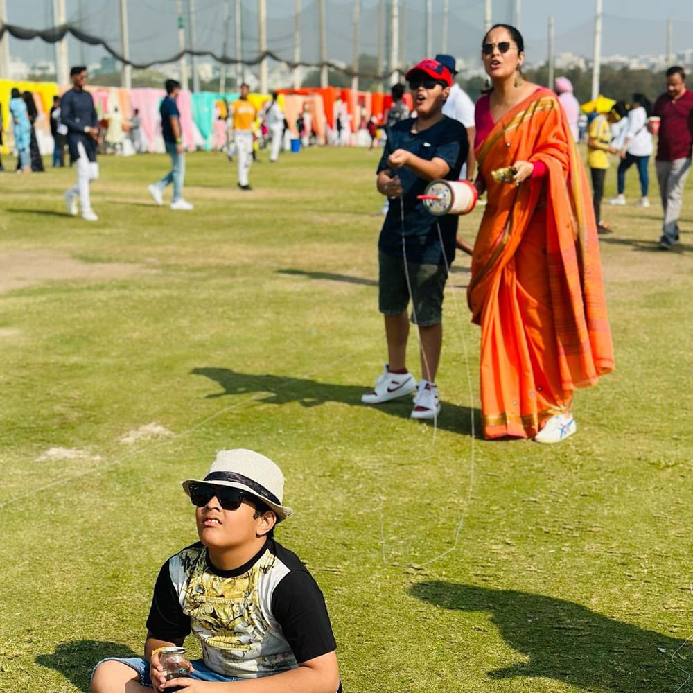 అనసూయ భరద్వాజ్.. ఈ ముద్దుగుమ్మ తెలియని తెలుగు ప్రేక్షకులు ఉండరేమో.. బుల్లితెర పై పలు టీవీ షోలతో బాగా పాపులర్ అయ్యింది ఈబ్యూటీ. అందం.. అభినయం ఉన్న ఈ చిన్నది బుల్లితెర పైనే కాదు.. వెండితెరపైనా సత్తాచాటుతూ దూసుకుపోతుంది. కేవలం యాంకరింగ్‌‌‌తోనే కాదు క్యారెక్టర్ ఆర్టిస్ట్‌గాను రాణిస్తుంది ఈ రంగమ్మత్త.
