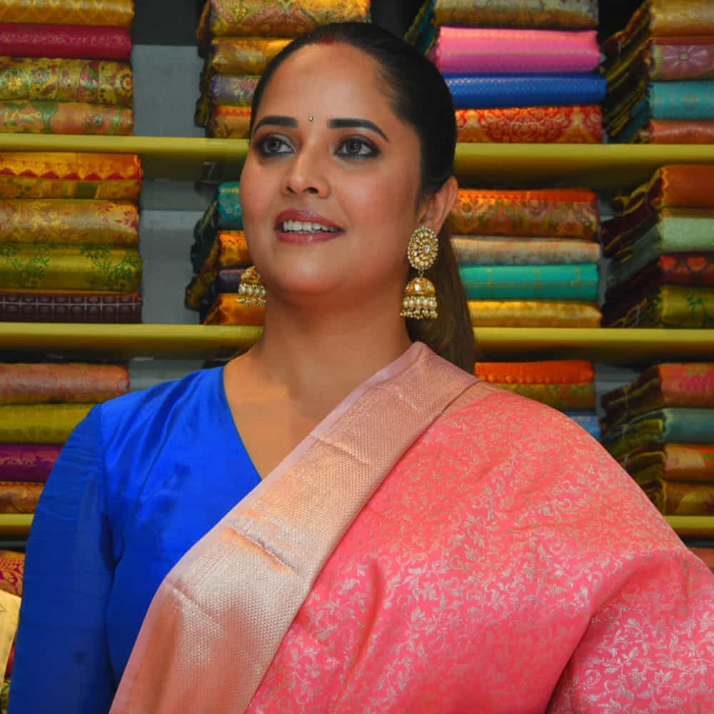 జబర్దస్త్ కామెడీ షో ద్వారా తెలుగువారికి బాగా దగ్గరైన యాంకర్ అనసూయ నిజామాబాద్‌లో సందడి చేసింది. వరుస సినిమా ఆఫర్లతో బిజీ ఆర్టిస్ట్‌గా మారిన తర్వాత ఆమె ఓ సెలబ్రిటీగా మారిపోయారు. ఓ పట్టు చీరల షోరూంను ప్రారంభించారు.