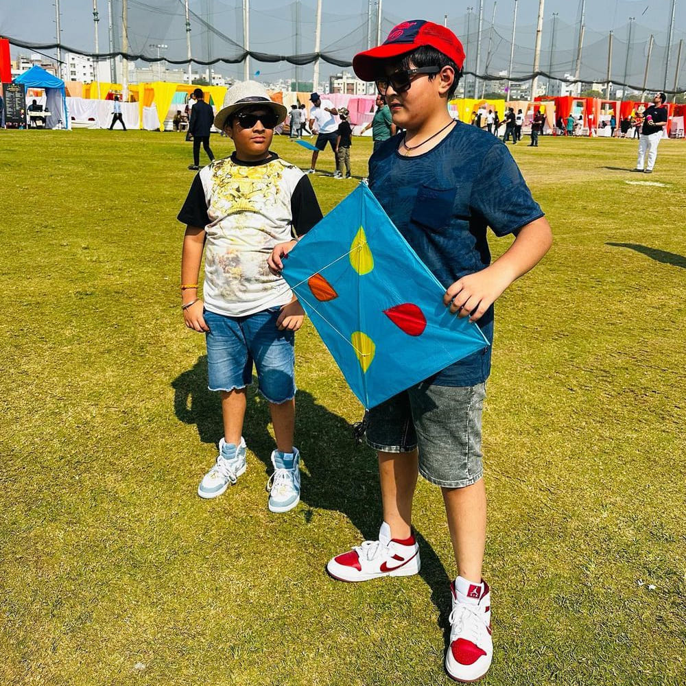 అనసూయ భరద్వాజ్.. ఈ ముద్దుగుమ్మ తెలియని తెలుగు ప్రేక్షకులు ఉండరేమో.. బుల్లితెర పై పలు టీవీ షోలతో బాగా పాపులర్ అయ్యింది ఈబ్యూటీ. అందం.. అభినయం ఉన్న ఈ చిన్నది బుల్లితెర పైనే కాదు.. వెండితెరపైనా సత్తాచాటుతూ దూసుకుపోతుంది. కేవలం యాంకరింగ్‌‌‌తోనే కాదు క్యారెక్టర్ ఆర్టిస్ట్‌గాను రాణిస్తుంది ఈ రంగమ్మత్త.
