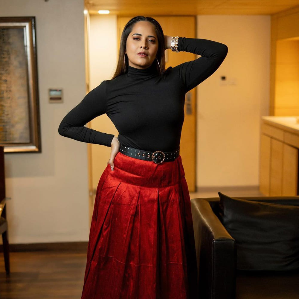 జబర్దస్త్ కామెడీ షో ద్వారా తెలుగువారికి బాగా దగ్గరైన యాంకర్ అనసూయ నిజామాబాద్‌లో సందడి చేసింది. వరుస సినిమా ఆఫర్లతో బిజీ ఆర్టిస్ట్‌గా మారిన తర్వాత ఆమె ఓ సెలబ్రిటీగా మారిపోయారు. ఓ పట్టు చీరల షోరూంను ప్రారంభించారు.