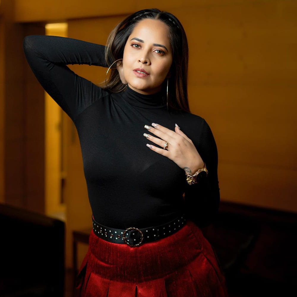 జబర్దస్త్ కామెడీ షో ద్వారా తెలుగువారికి బాగా దగ్గరైన యాంకర్ అనసూయ నిజామాబాద్‌లో సందడి చేసింది. వరుస సినిమా ఆఫర్లతో బిజీ ఆర్టిస్ట్‌గా మారిన తర్వాత ఆమె ఓ సెలబ్రిటీగా మారిపోయారు. ఓ పట్టు చీరల షోరూంను ప్రారంభించారు.